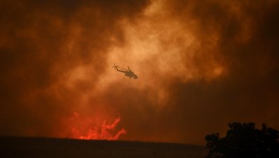 Голям пожар избухна на гръцкия остров Хиос, огнеборци не могат да го овладеят