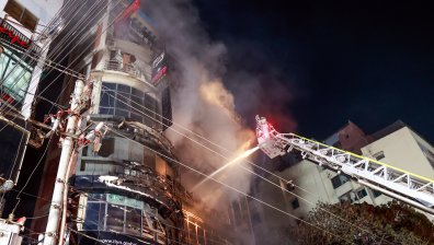 Десетки хора загинаха при огромен пожар в търговски център в Бангладеш