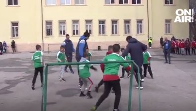 Звезди от "Левски" гостуваха в училище в Пазарджик, децата ги посрещнаха с аплодисменти