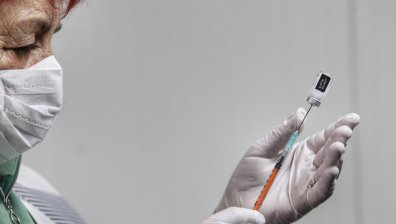 Смъртността от Ковид-19 спадна драстично, нов вариант мори и ваксинирани