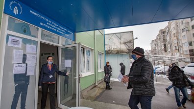 Опашки пред Бюрата по труда, над 30 000 вече са без работа