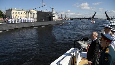 С парад на 45 бойни кораба и подводници Русия демонстрира мощта си по вода