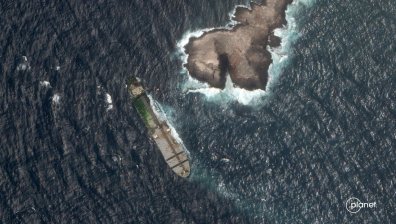 Танкер е поразен от неизвестен снаряд край Оман