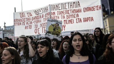 Бой кой да води протеста: Осем души пострадаха при сблъсъци между студенти в Атина