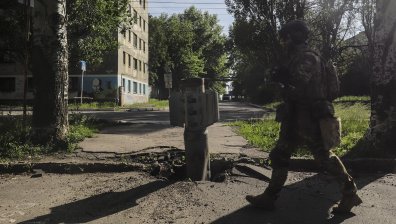Руските сили взривяват мостове до Северодонецк, за да спрат украинските подкрепления