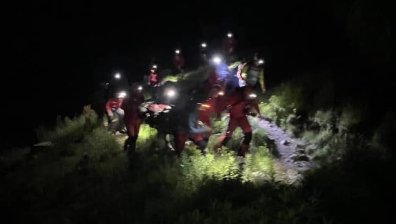 С носилка на ръце свалиха от Пирин пострадалата жена, хеликоптер не успя да се включи