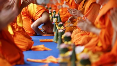 Трус в дома на Буда: Жена, правила секс с монаси, ги изнудвала за милиони долари