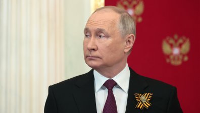 "Изрод и убиец": Жена, оставила писмо на гроба на родителите на Путин, отива в затвора