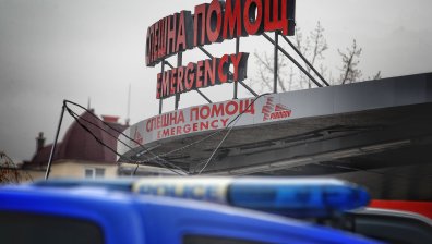Жената, затисната в автомобил от топола в София, е изписана от "Пирогов"