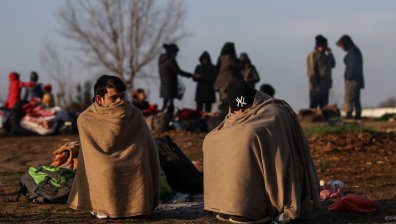 Хиляди мигранти продължават да напират към Европа