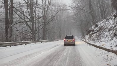 Сняг на "Петрохан", заледени участъци и закъсал ТИР