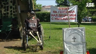 С черни знамена и мълчание майките на деца с увреждания посрещнаха депутатите