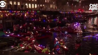 Стотици лодки в коледни светлини зарадваха хората в Копенхаген (+ВИДЕО)