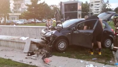 Тежко остава състоянието на пострадалия при катастрофата с такси в София