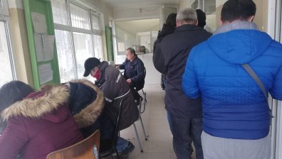 Стотици чакаха на опашки за издаване на лични документи