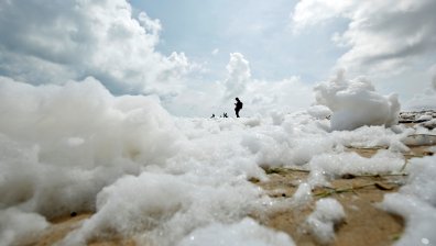 Токсична пяна покри плаж в Индия, хората не знаели, че е опасна