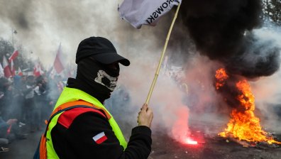 Хиляди полски фермери заплахи гуми пред офиса на премиера Туск