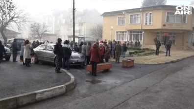 Протест в защита на сменения шеф на болницата в Кубрат, лекари подават оставки