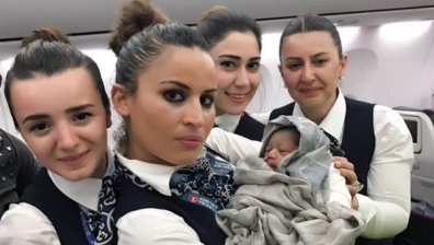 Стюардеси изродиха бебе в самолет