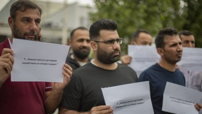 Граждани се събират пред МВнР заради масов отказ на визи (СНИМКИ)
