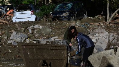 Двама са вече българите, които издирват след опустошителното свлачище на остров Иския