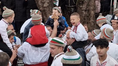 Традициите са живи - с вино с черен пипер загряха за мъжкото хоро в Тунджа