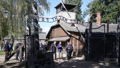 Светът отдава почит на жертвите на Холокоста