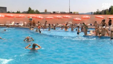В разгара на лятото: Колко чиста е водата в басейните? 