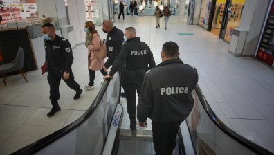 Затягат Ковид мерките в Пловдив, полицаи тръгват на проверки в моловете