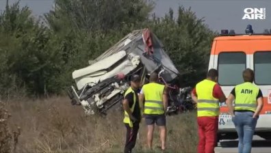 Два тира се удариха челно край Карнобат, загинали са шофьорите&nbsp;