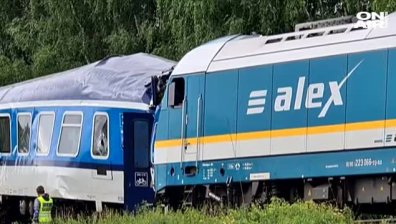 Двама загинали след тежка катастрофа между два влака в Чехия