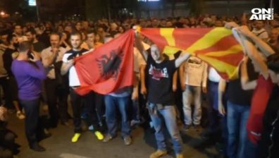 Хиляди отново на протест по улиците на Скопие