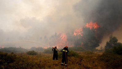 Ограничават движението в Гърция заради пожарите, очаква се и режим на тока