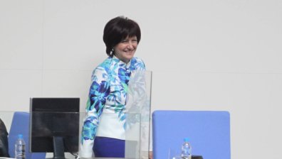 Караянчева отвърна на Радев: Асфалт трябва, както и много други неща