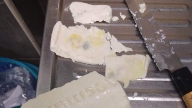 Потребителски сигнал: Магазини в Благоевград продават мухлясали храни с изтекъл срок