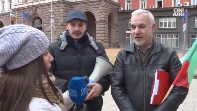 Протестиращи под надслов "Грамада срещу корупцията" поднесоха "подаръци" на МС