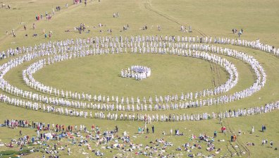 Хиляди дъновисти посрещат Божествената нова година