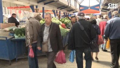 НСИ: Ракията, свинското месо и плодовете по-скъпи през май