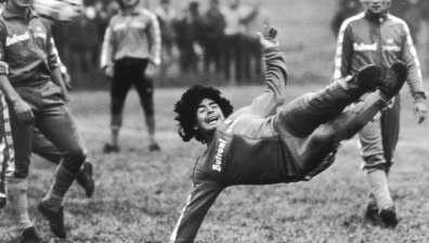 Обвиниха 7 души за смъртта на Марадона, грози ги затвор