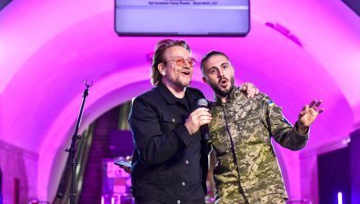 Боно пя в метрото на Киев с украински военен "Stand by... Ukraine" (+ВИДЕО)