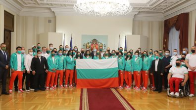 Радев връчи флага на олимпийците: Борете се достойно, вложете всичко от себе си!