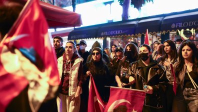 Насилие срещу студенти разпали протестите в Турция