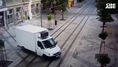 Разпространиха кадри на бус, събарящ стълб на "Графа"