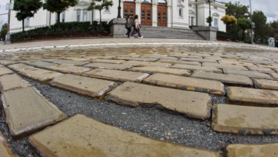 Фирмата изпълнител ще пренареди паветата, хората смятат ремонта за некачествен