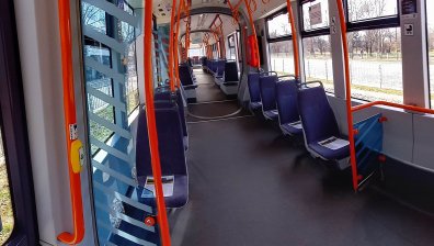 Чистят трамваите в София с ракия: "Стъклата стават уникални" (+ВИДЕО)