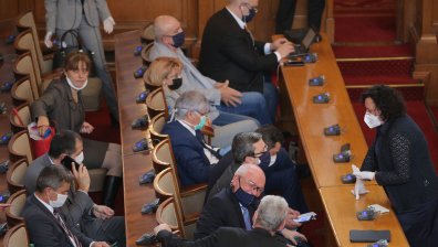 НС прие на първо четене намаляването на ДДС за ресторантите и книгите