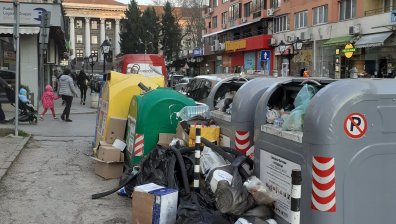 Гледката пред русенския университет - камари с боклуци около кофите 
