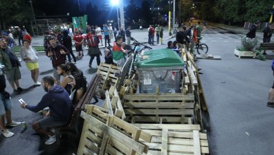 Три ключови кръстовища в София остават под блокада