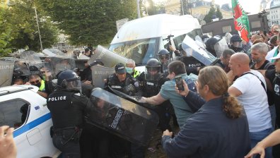 Сблъсъци пред Партийния дом: Арести и ранени полицаи (+СНИМКИ)