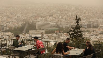 Жега и сахарски прах нахлуват в Гърция